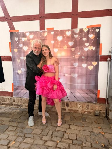 Salomee Sky zusammen mit Henning Krautmacher an der Fotowand des Löhrerkulturhofs bei der Preisverleihung zum Gesangstalent 2026
