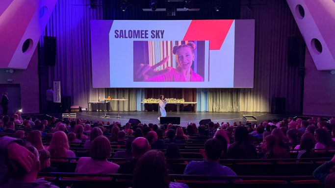 Blick ins Forum Velbert während des Auftritts von Salomee Sky bei der Sportlerehrung der Stadt Velbert 2026