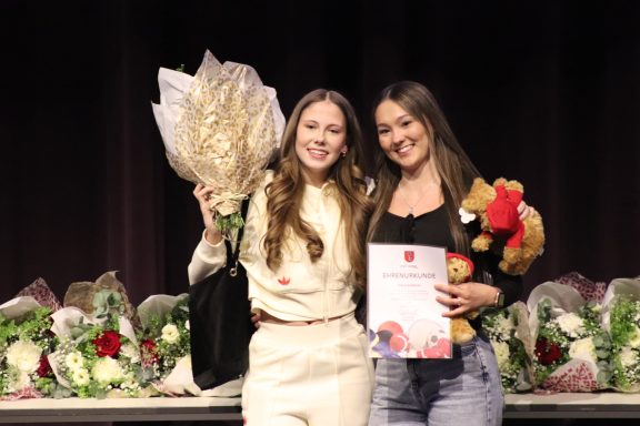 Salomee Sky mit einer glücklichen Sportlerin die während des Events Sportlerehrung in Forum Velbert 2026 ausgezeichnet wurde.