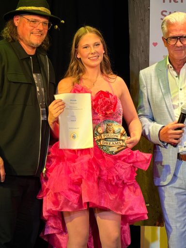 Salomee Sky bei der Überreichung des Preises "Gesangstalent 2026" in Köln. Die Laudatio wurde von Micha Hirsch gehalten. 