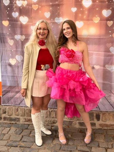 Salomee Sky zusammen mit der Veranstalterin der Herzensstimmen Shanna Lucia Frings