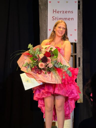 Salomee Sky bei der Siegerehrung zum Gesangstalent 2026